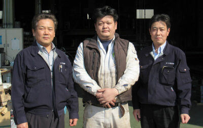 （左から）代表取締役社長 畠山 貢氏、 工場長 八木 誉政氏、専務 畠山 正氏