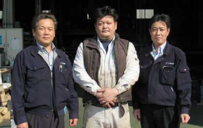 (左から)代表取締役社長 畠山 貢氏、 工場長 八木 誉政氏、専務 畠山 正氏
