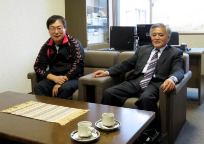 社会福祉法人江刺寿生会 理事長 渡辺均氏(右) 養護老人ホーム江寿園 施設長 伊藤靖氏(左)