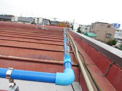今秋から設置された屋上の散水装置