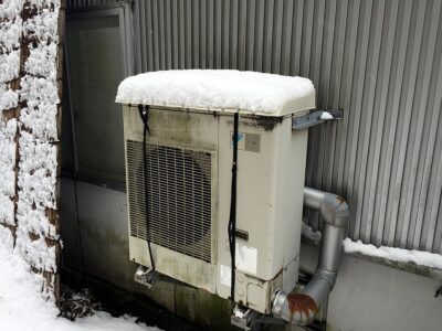 空調室外機上部のカバーが雪による冷却を防止